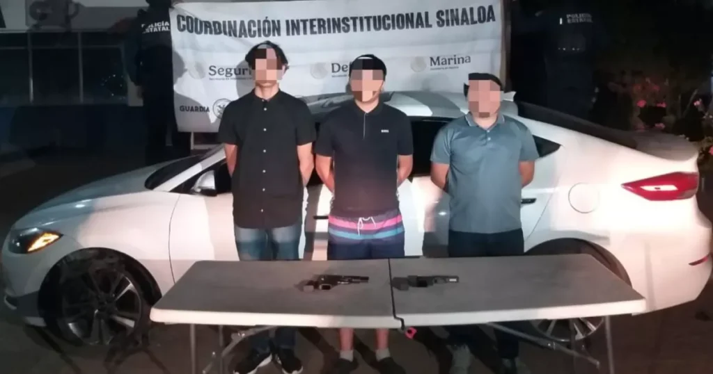 Detienen a tres civiles, incluido un menor, en Villas del Río, Culiacán, tras ser sorprendidos en un carro robado con armas.
