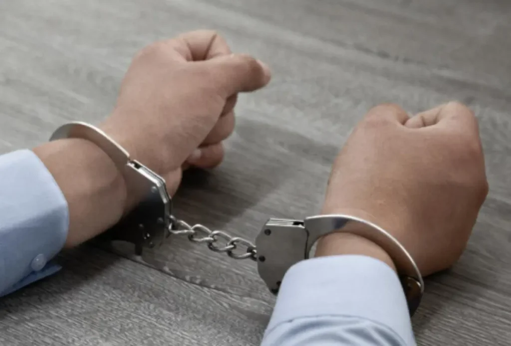 Detienen a un hombre con orden de captura durante operativo en anexo de Tlaquepaque