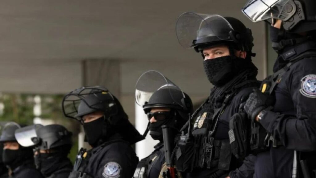 Detienen en Texas a un impostor del ICE por extorsionar a una masajista