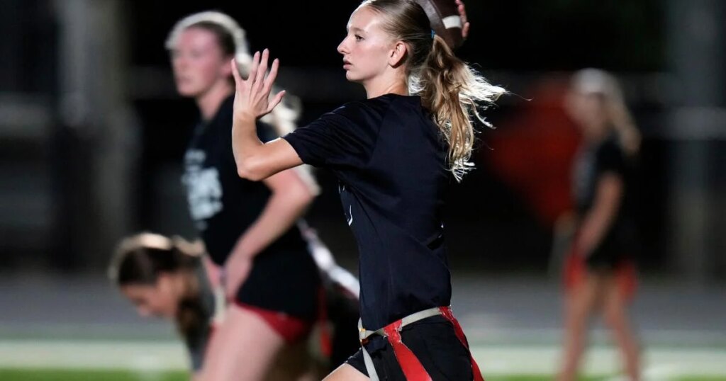 El fútbol americano femenino está ganando popularidad: las escuelas secundarias en México se suman a la tendencia.