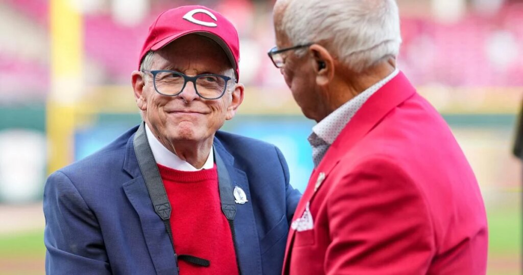 El gobernador de Ohio, Mike DeWine, ahora se opone a la ley que legaliza las apuestas deportivas que firmó en 2021.