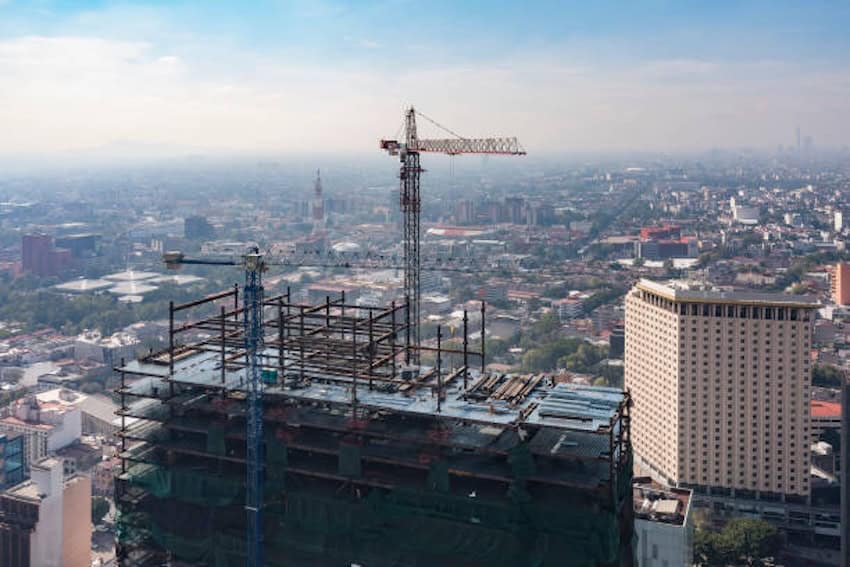 La alarmante caída continua del sector de la construcción preocupa a líderes que exigen más inversión pública.