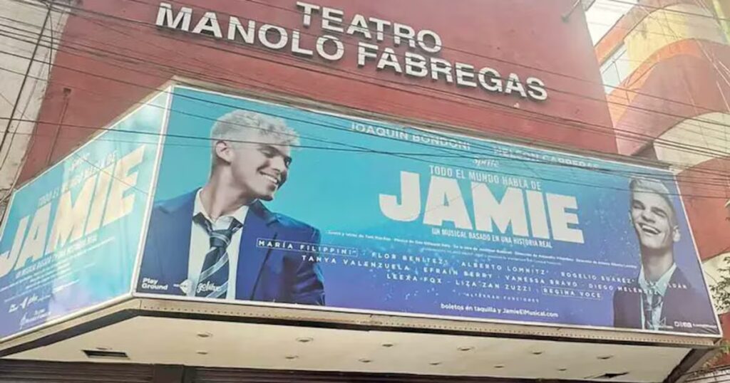 La demolición del Teatro Manolo Fábregas en CDMX provoca una oleada de nostalgia en la colonia San Rafael.