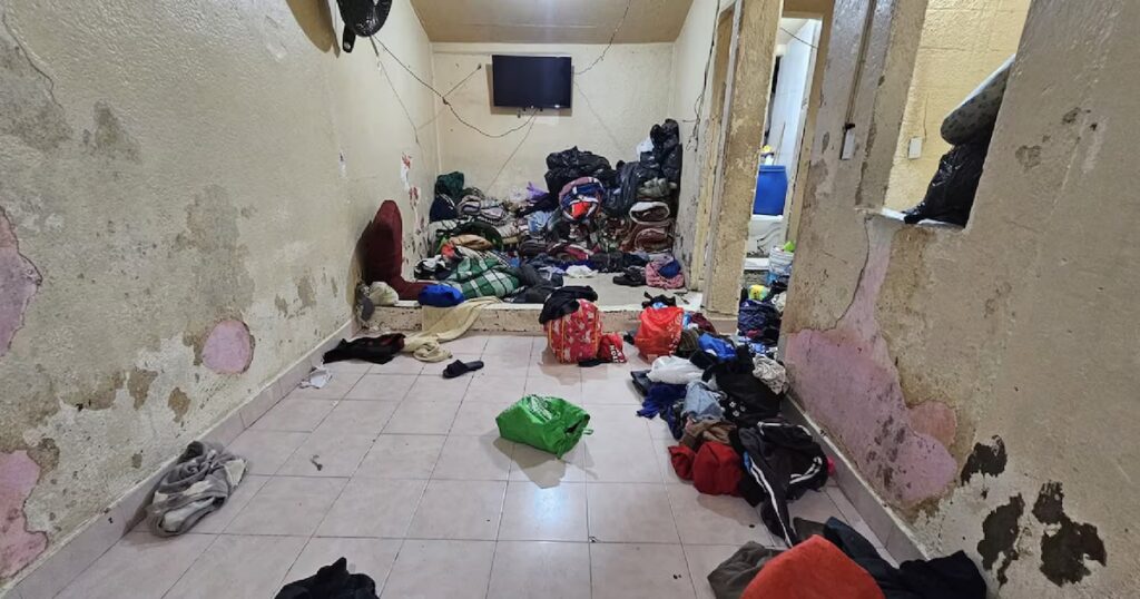 Liberan a 36 detenidos en un anexo clandestino de Ecatepec, se indaga un homicidio.