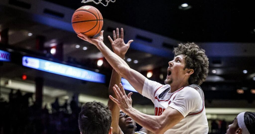 Los Lobos remontan una desventaja de 15 puntos contra Alabama State para evitar la sorpresa y ganar 93-87.