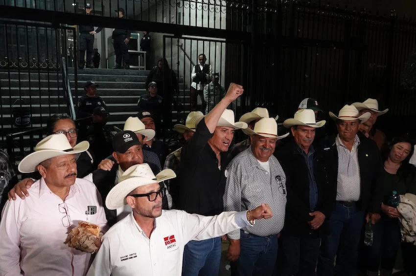 Los camioneros levantan los bloqueos tras un prolongado acuerdo de negociación.