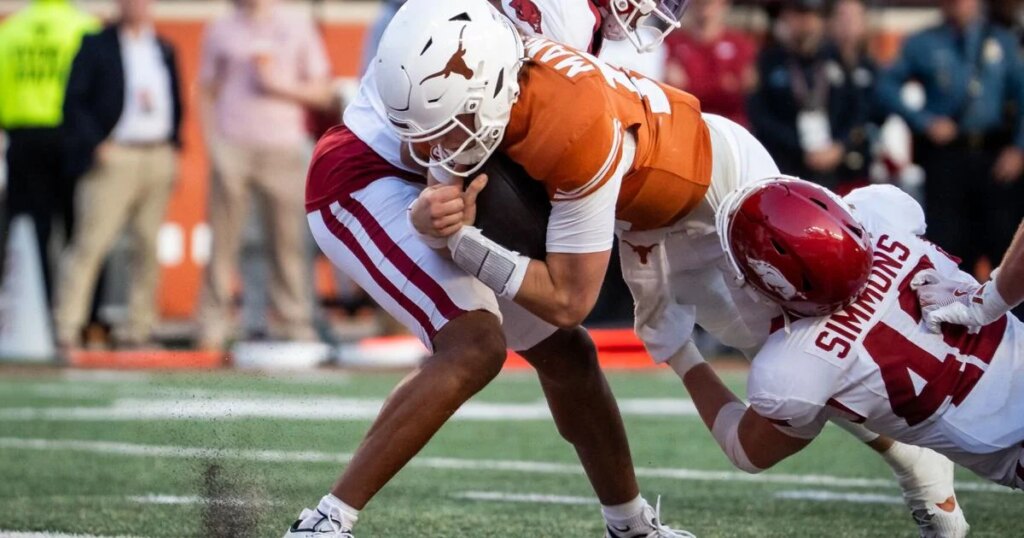 Manning lanza 4 touchdowns, corre para 1 y recibe otro en la victoria de Texas sobre Arkansas 52-37