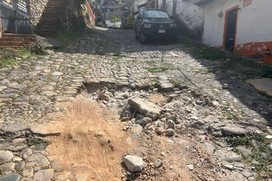 Obras Públicas comenzará el bacheo en el Centro de Puerto Vallarta ante las quejas por el mal estado de las calles