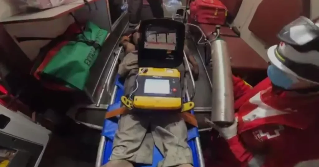 Rescatan a un hombre con paro cardíaco tras quedar atrapado en un incendio en una finca de Mazatlán