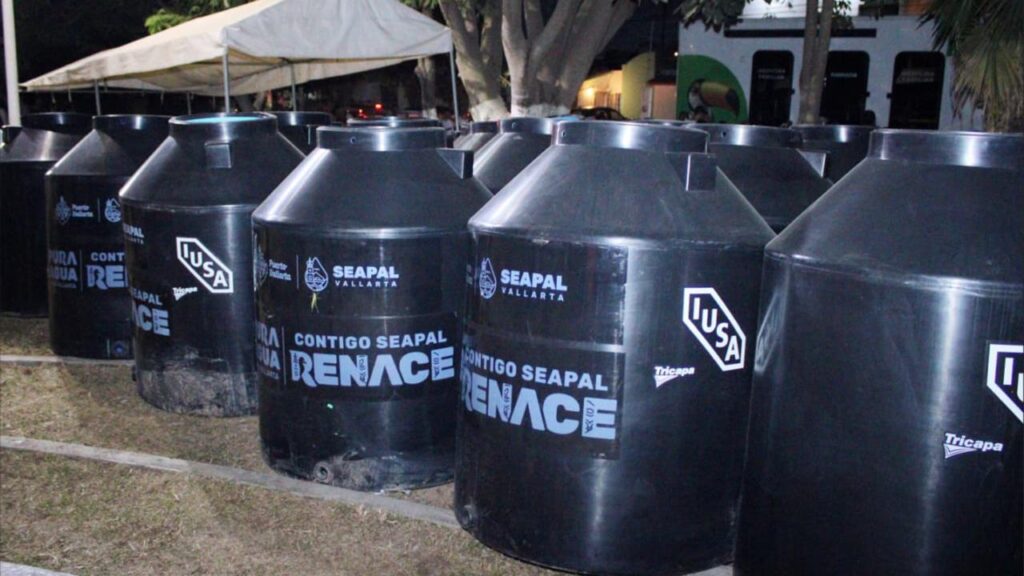 SEAPAL distribuye 1,200 tinacos a familias de Ixtapa en la cuarta edición del Programa PURA