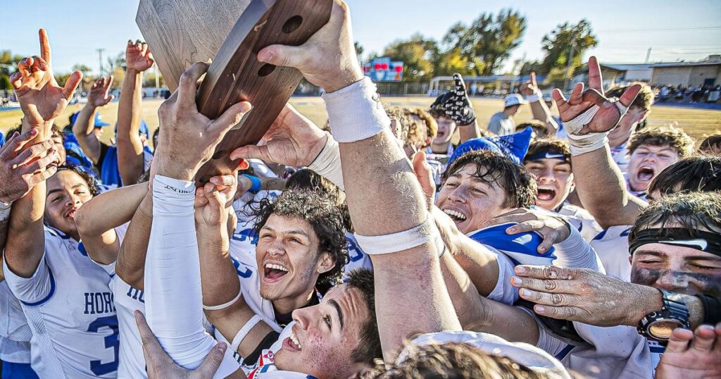 San Miguel se corona campeón estatal por tercera vez consecutiva al vencer a Dexter 28-21.