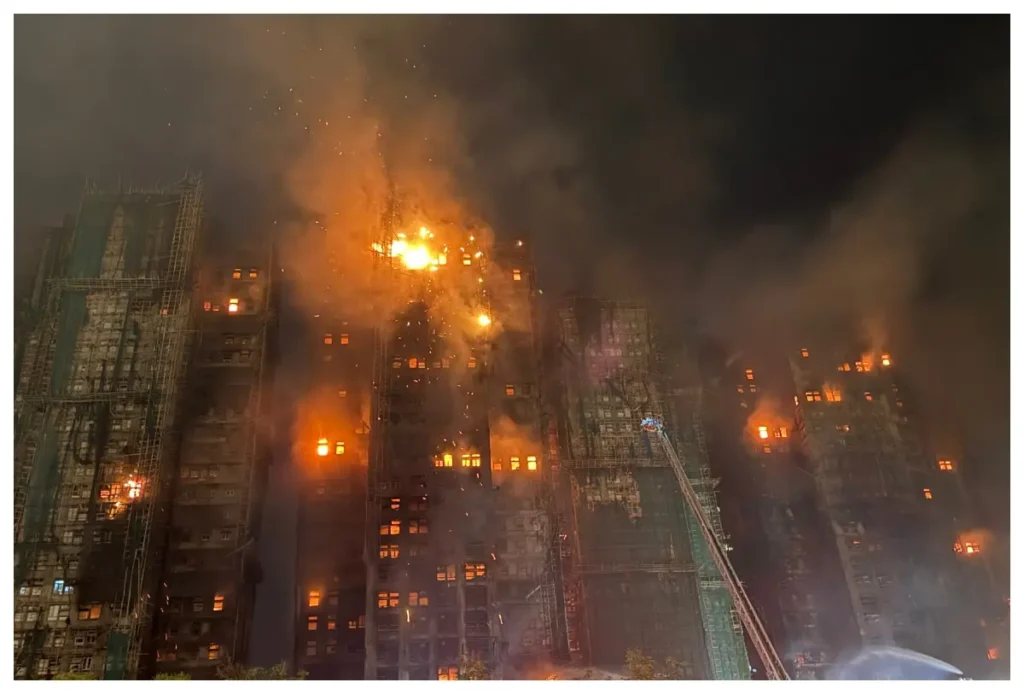Sin alarmas: incendio en complejo residencial de Hong Kong deja 94 víctimas mortales