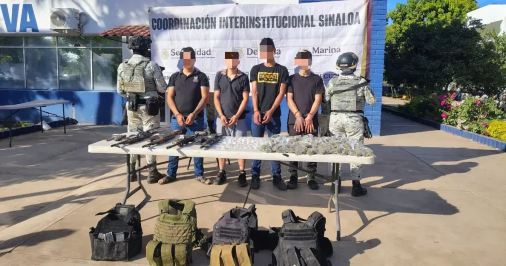 ¡Cuatro hombres arrestados en Las Coloradas, Culiacán, con un arsenal y drogas!