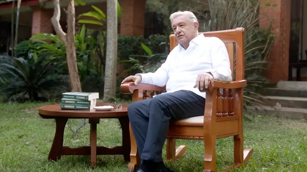 AMLO regresa y señala la posibilidad de movilizarse por la democracia y la soberanía