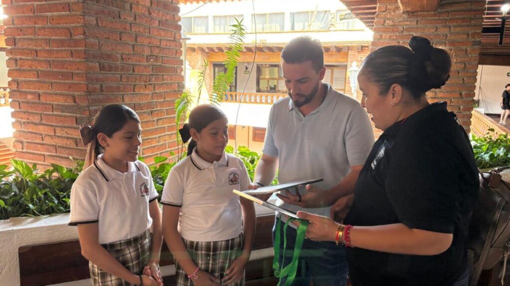 Abdiel, Alexa y Alison, homenajeados por su amor a la naturaleza por el alcalde Luis Munguía