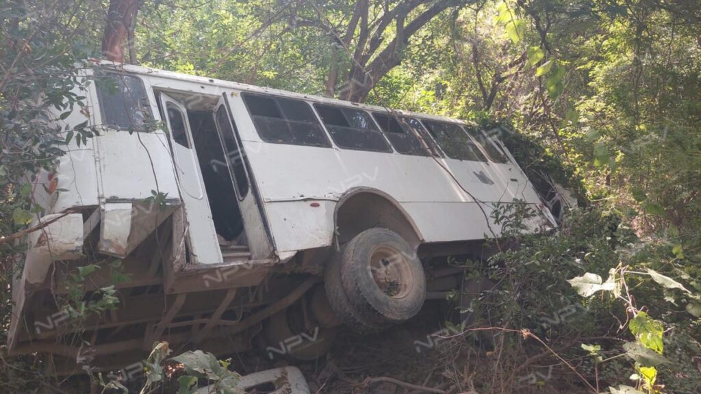 Accidente en Nayarit: Camión de pasajeros se vuelca en la carretera a Huajicori