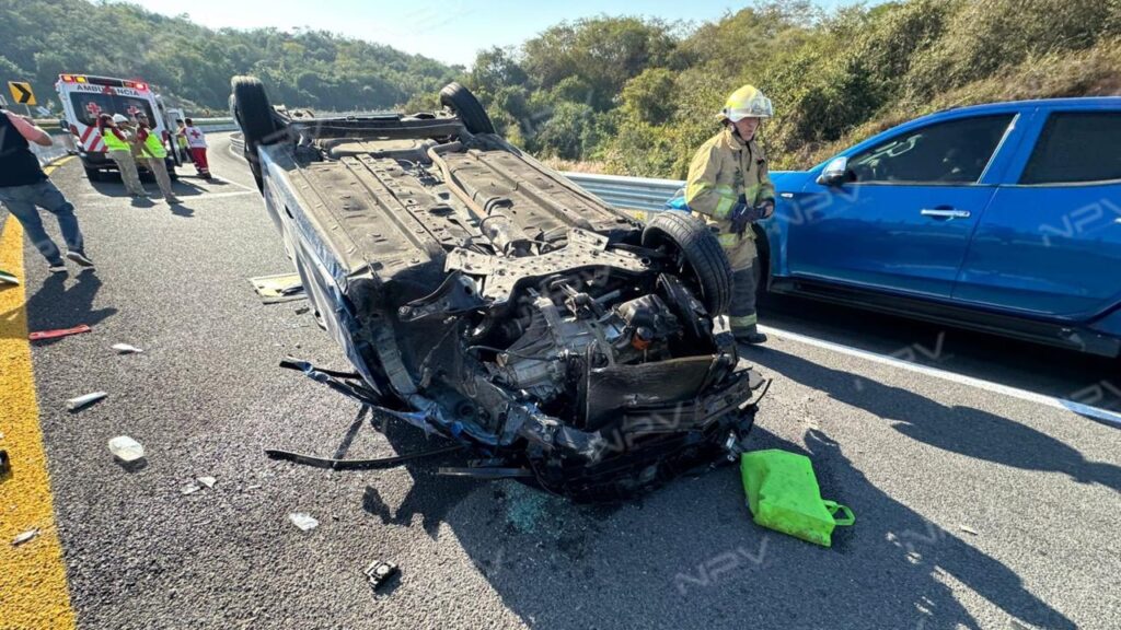 Accidente en la autopista Las Varas-Puerto Vallarta deja a dos turistas heridos