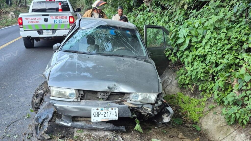 Accidente y volcadura ocurren antes de llegar a Boca de Tomatlán