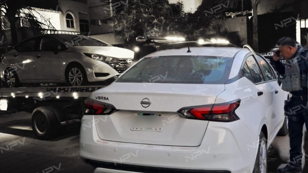 Agentes policiales recuperan auto robado en Fluvial Vallarta