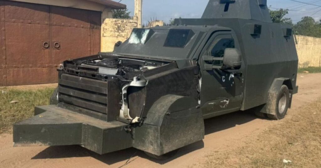 Aprehenden vehículo "monstruo" con blindaje casero y armamento en Escuinapa
