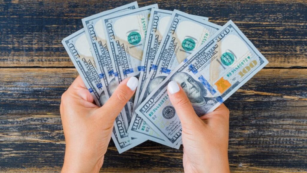 Así cierra el peso frente al dólar este viernes 26 de diciembre; se mantiene por debajo de los 19.