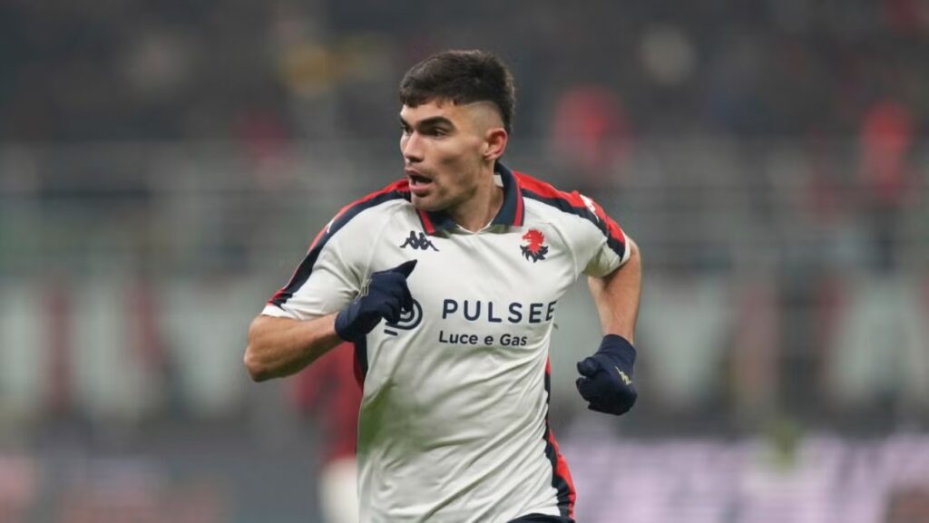 Atalanta, con un hombre más, lucha para vencer al Genoa de Johan Vásquez en la Serie A