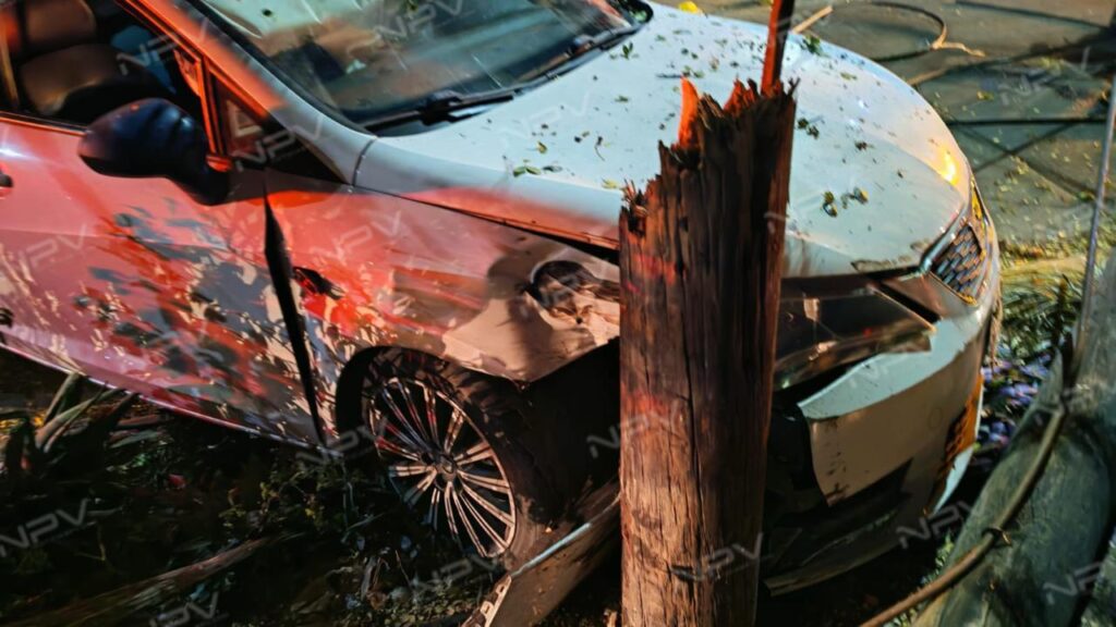 Bomberos Estatal socorren a cuatro personas tras grave choque en Tepic