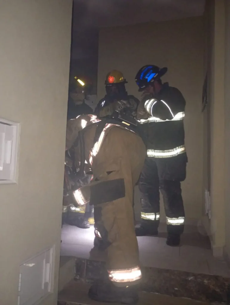 Bomberos controlan incendio en casa de la colonia 5 de Diciembre