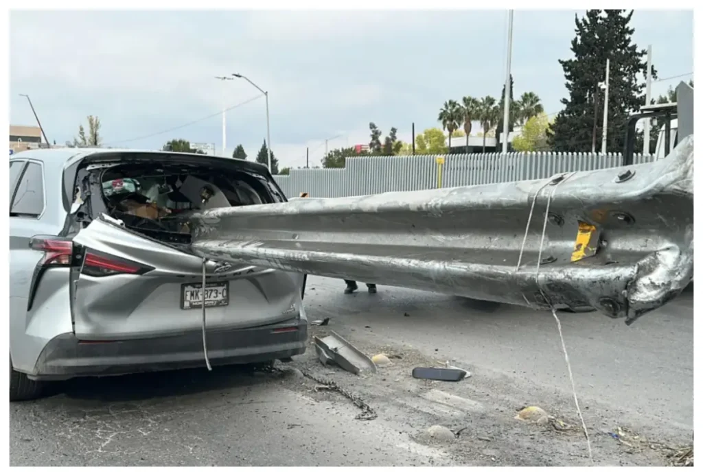 Camioneta choca con barra metálica en Saltillo; la conductora sale ilesa