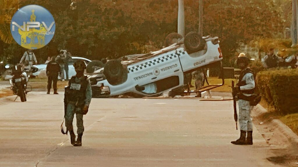 Camioneta de la Guardia Nacional se vuelca tras accidente en Fluvial Vallarta