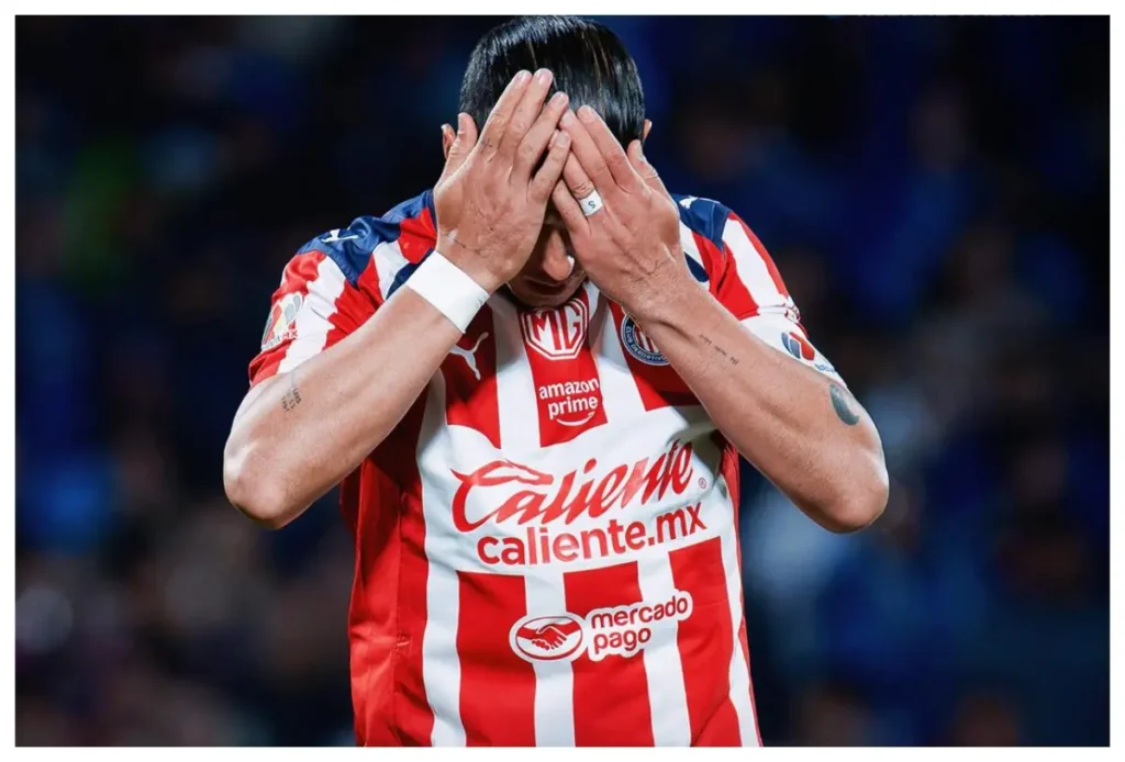 Chicharito erra un penal clave y Chivas se despide del Apertura 2025 | VIDEO