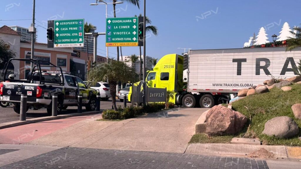 Choque provocado por un tráiler causa un gran embotellamiento frente a La Isla
