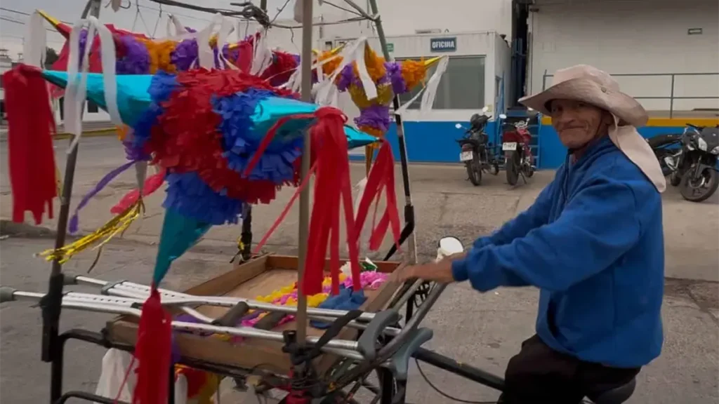 Cumbias y sonrisas: el piñatero que ilumina las mañanas en Los Mochis | VIDEO