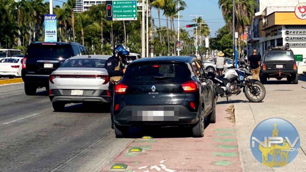 Denuncian ocupación de ciclovía por parte de un agente de tránsito y un automovilista en la Avenida Central de Puerto Vallarta