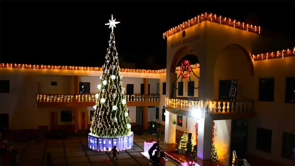 Descubre la vibrante decoración navideña de Choix que ilumina sus calles con color y alegría.