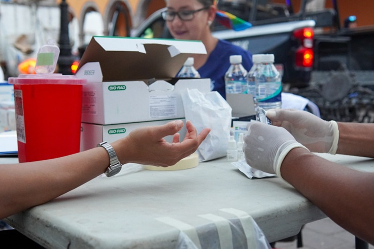 Después del aumento en los casos de VIH, es crucial promover la conciencia sobre el tratamiento y la no discriminación hacia los pacientes.