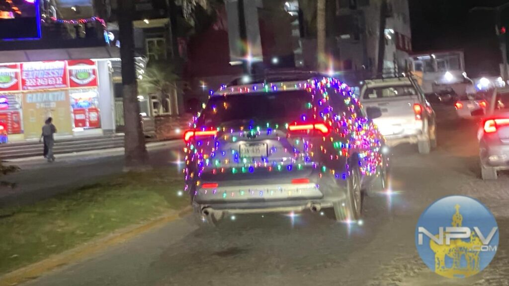 Destaca un vehículo decorado con luces navideñas en las calles de Puerto Vallarta