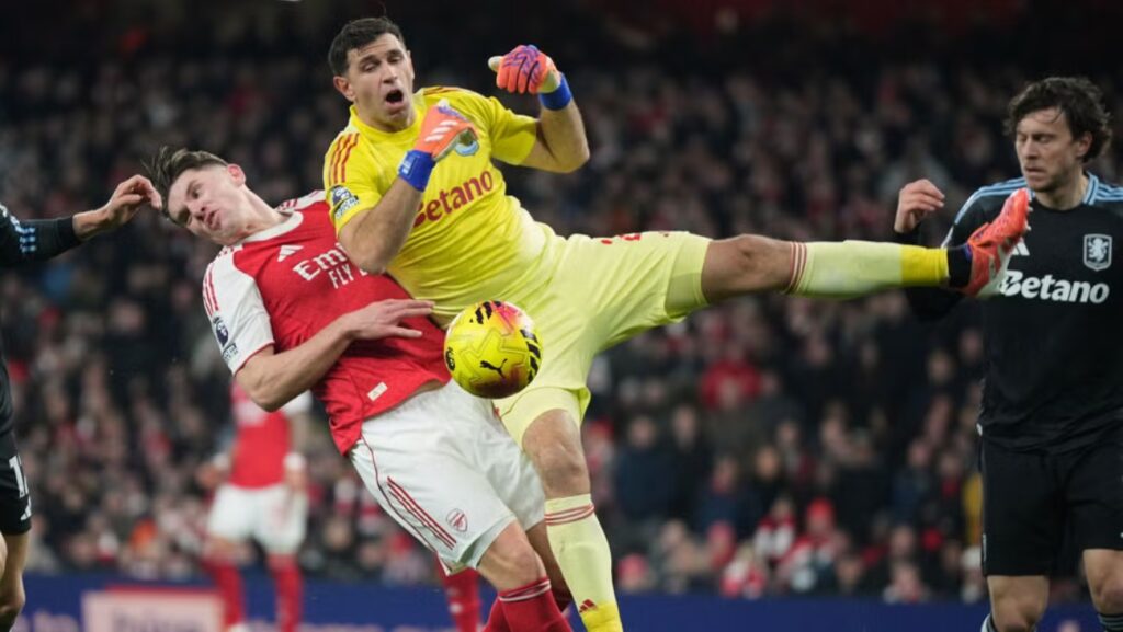 Dibu Martínez se reconcilia con los aficionados del Aston Villa tras la derrota ante el Arsenal
