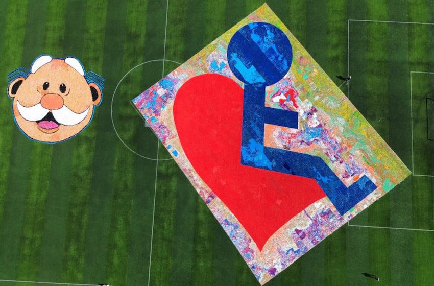 El Dr. Simi conquista un récord mundial de Guinness con un mosaico de tapas de botella de 1,200 metros cuadrados.