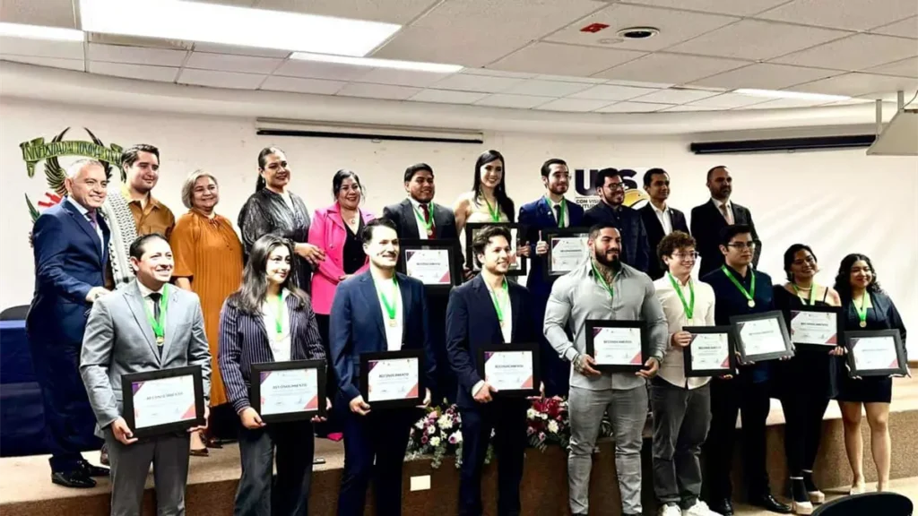 El Pollo Valenzuela recibe la Medalla al Mérito Juvenil 2025