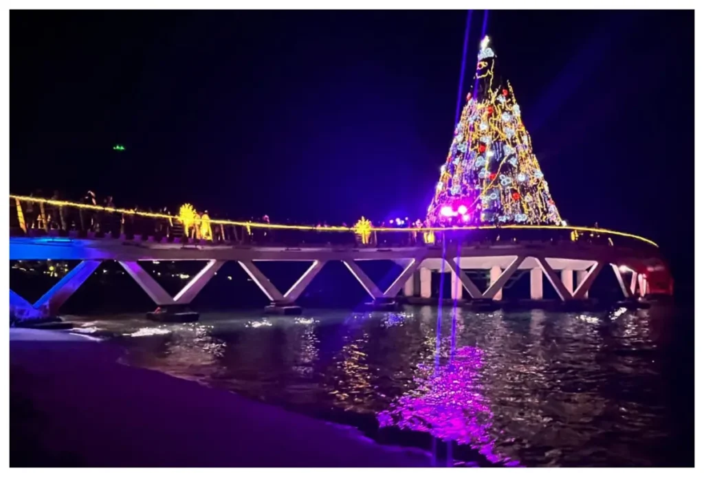 El alcalde Munguía ilumina el imponente pino navideño en el muelle de la playa Los Muertos.
