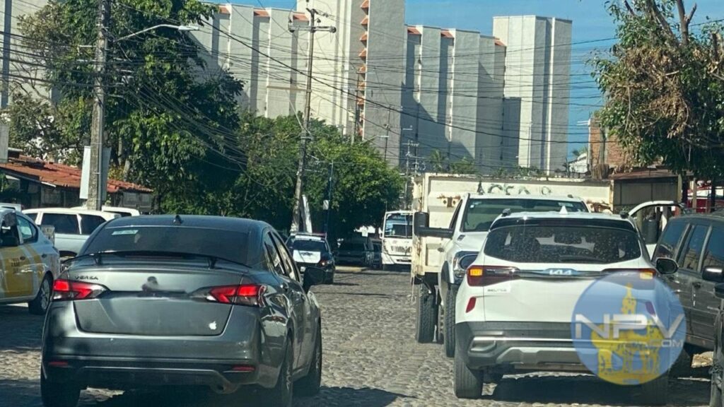 El aparcamiento en doble fila en calles angostas intensifica el desorden vehicular en Puerto Vallarta