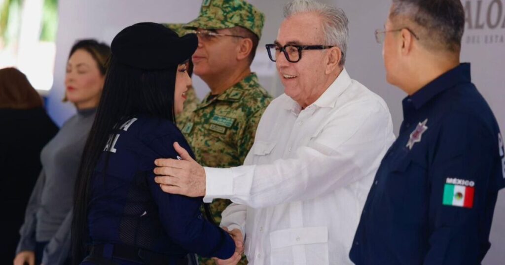 El gobernador Rocha Moya distingue a policías por su excepcional trayectoria