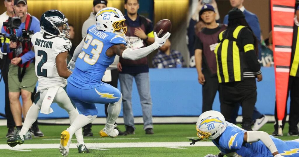 El gol de campo decisivo de Dicker y la intercepción de Jefferson sellan la victoria de 22-19 en tiempo extra sobre las Águilas.