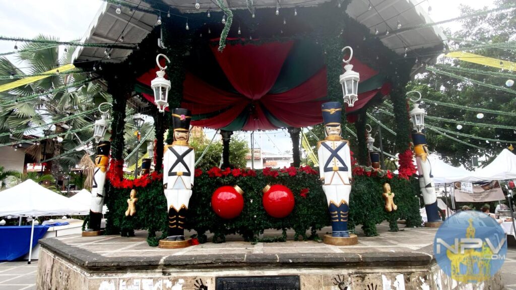 El kiosco de la Plaza Aquiles Serdán resplandece con el espíritu navideño
