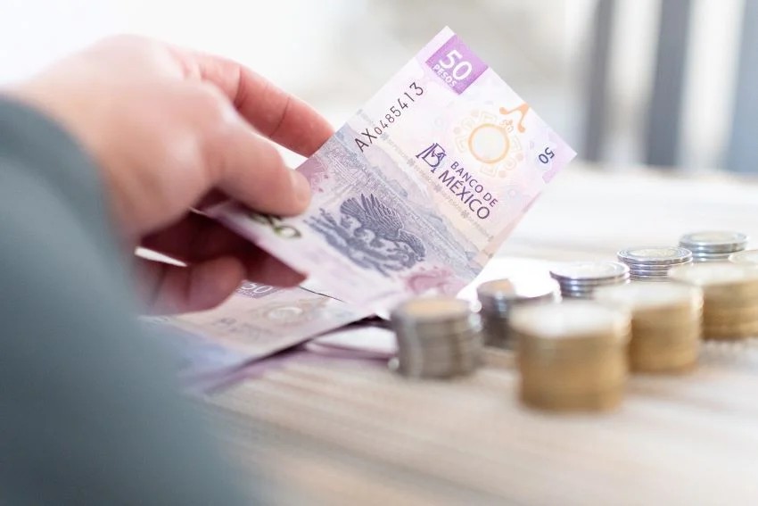 El peso cae por debajo de 18 por dólar, marca un nuevo mínimo desde julio de 2024.