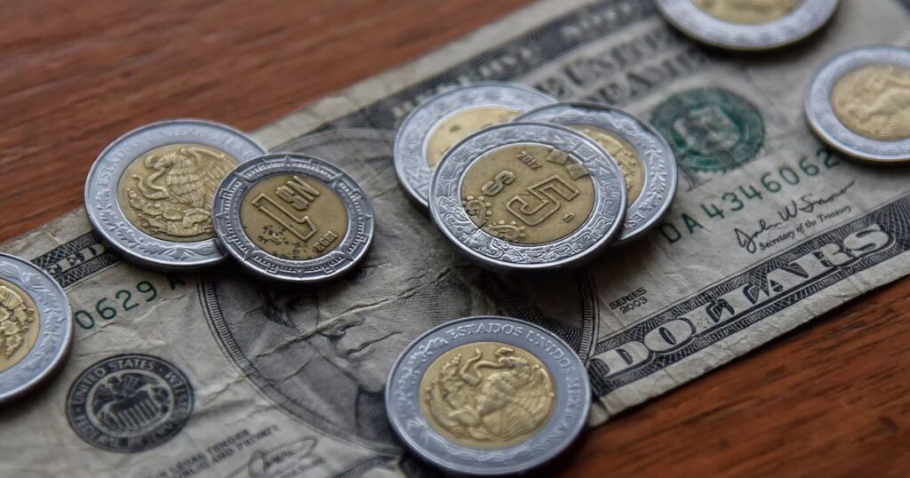 El peso mexicano se fortalece frente al dólar al iniciar los mercados del 5 de diciembre