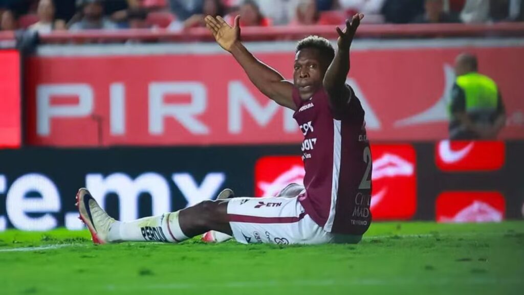 El traspaso de Diber Cambindo se ve nuevamente bloqueado por su representante en México.