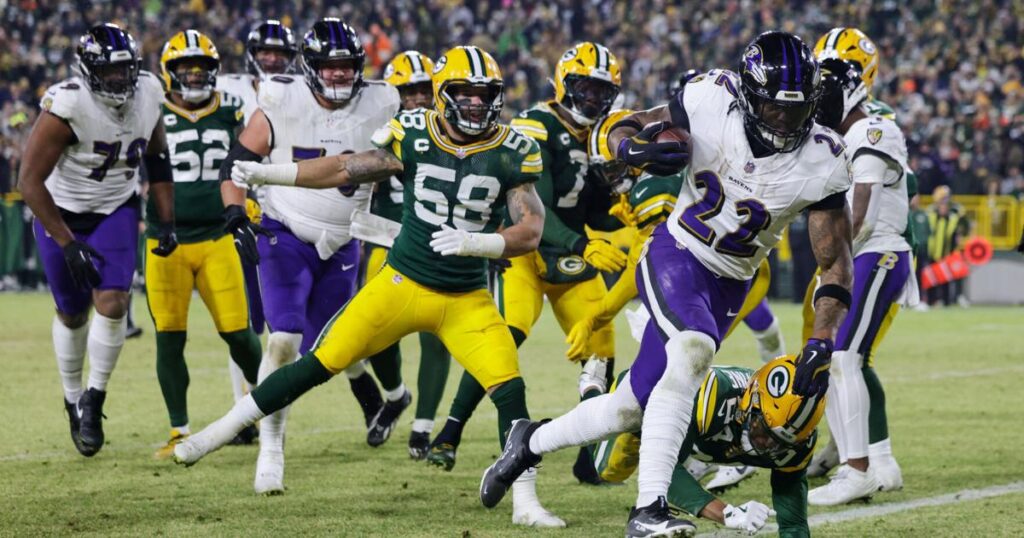 El virtuoso desempeño de Derrick Henry ayuda a los Ravens a mantenerse en la lucha con una victoria de 41-24 sobre los Packers.