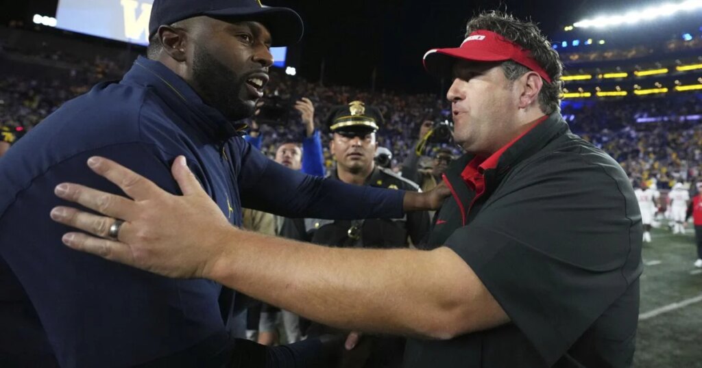 Entrenador de fútbol americano de Michigan, Sherrone Moore, es detenido horas después de su despido